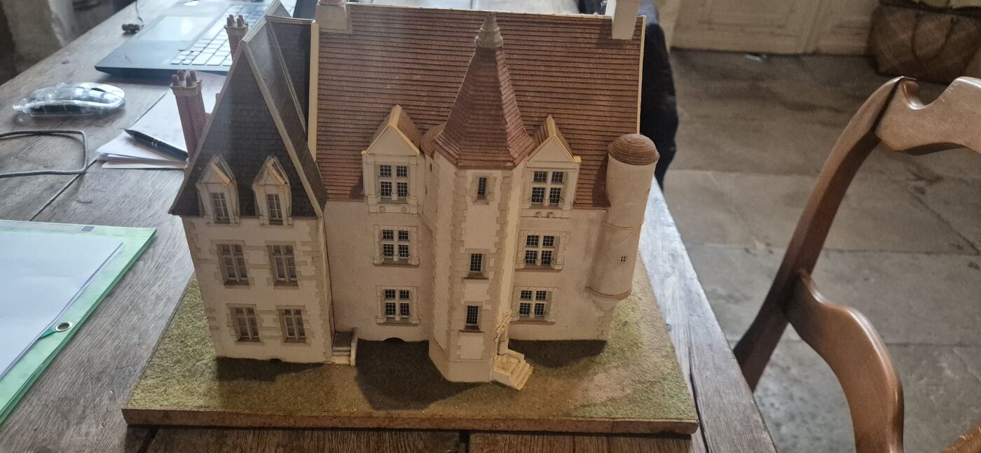Scale model of the manor on a table