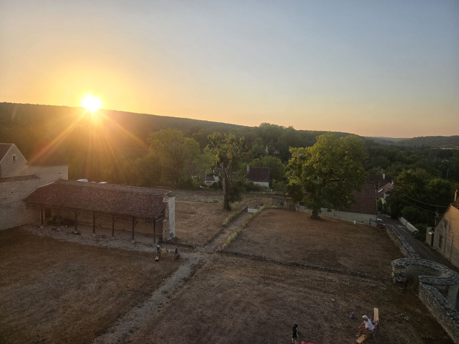 La halle à charpente et la vallée de la Cure au coucher du soleil